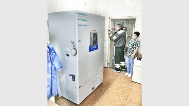 Пристигна фризерът, който ще съхранява ваксините срещу COVID-19 във Варна